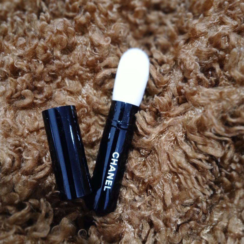 Chanel Black and White Makeup Applicator
